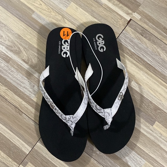 GBG Los Angeles GG Coin Thong Flip-Flop Sandals SILVER & BLK Womens Size 11 New - Picture 4 of 7